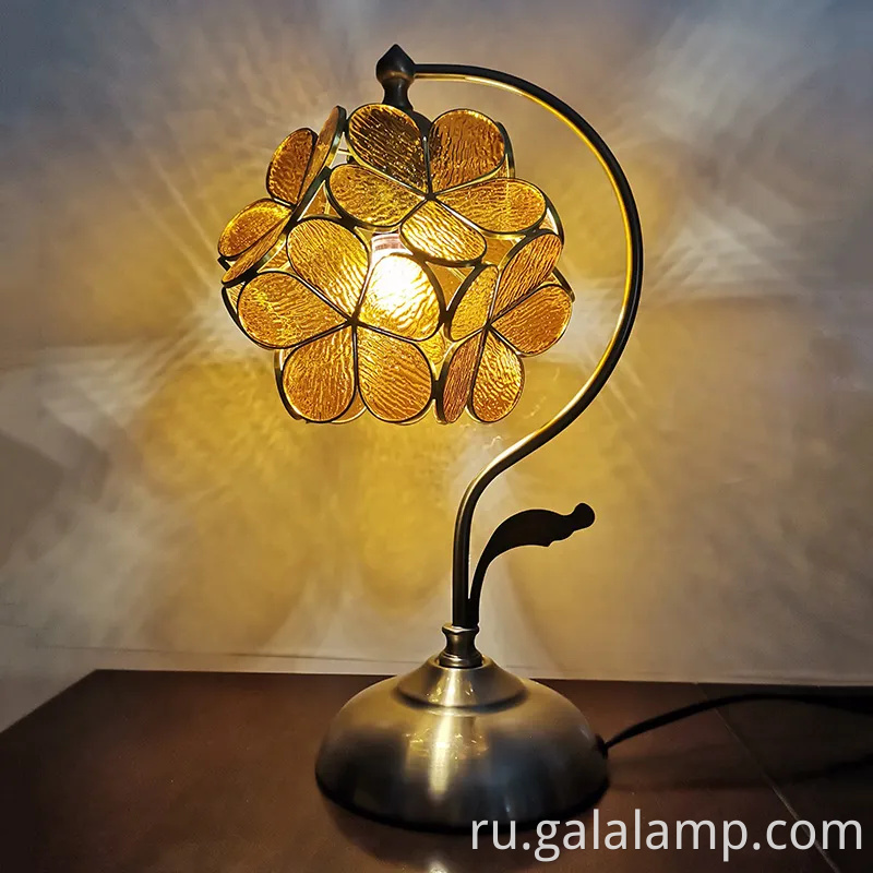 Элегантная цветочная настольная лампа для теплой спальни светится